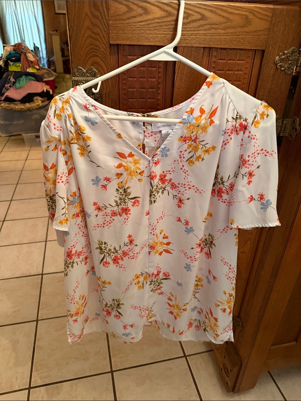 Liz Claiborne White Floral V-Neck Short Sleeve Blouse